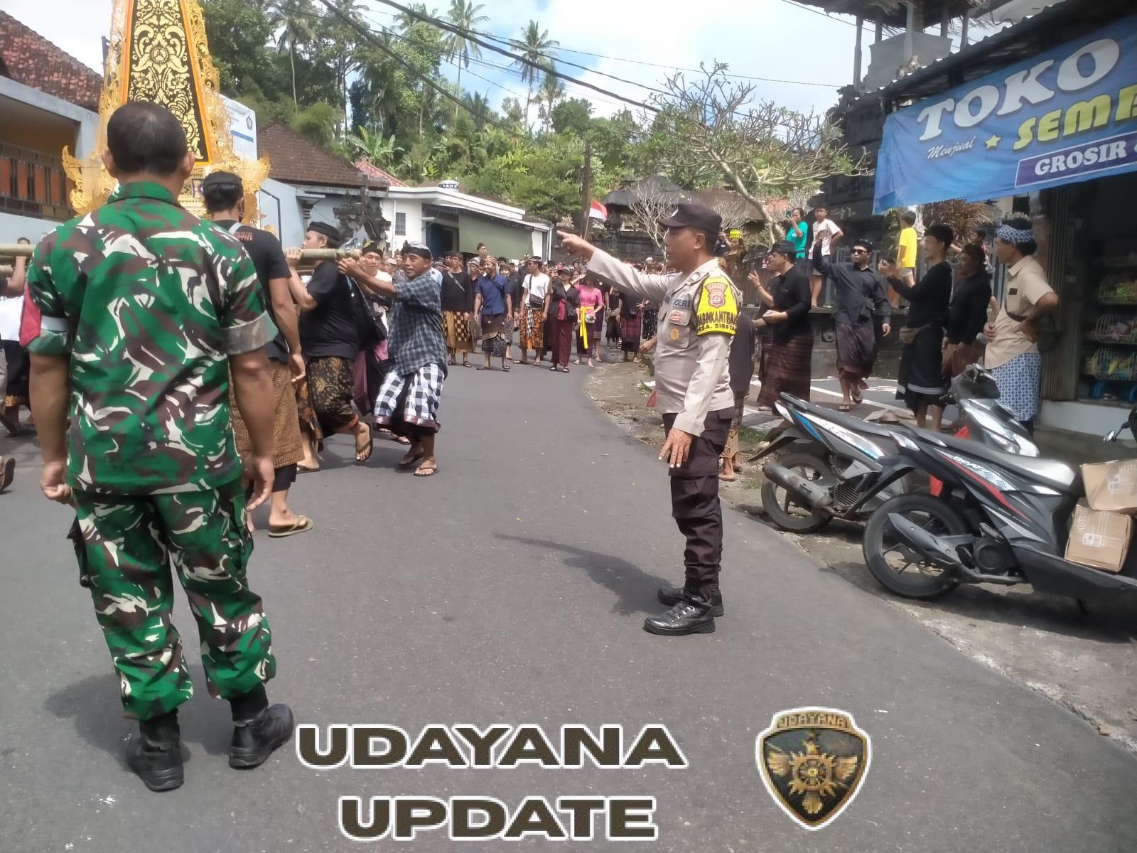 Dukung kelancaran upacara keagamaan, Babinsa 1623-07/Bebandem bersama Pecalang laksanakan pengamanan.