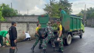 Semangat Kemanunggalan TNI-Rakyat Terlihat dalam Karya Bakti di Denpasar
