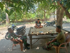 Babinsa Kodim 1602/Ende Hadir di Tengah Warga, Kawal Ketertiban dan Kebersihan Desa