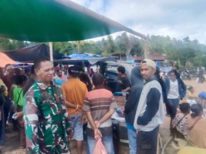 Komsos dan Pamwil di Pasar Detukeli, Babinsa Tegaskan Komitmen Jaga Kamtibmas