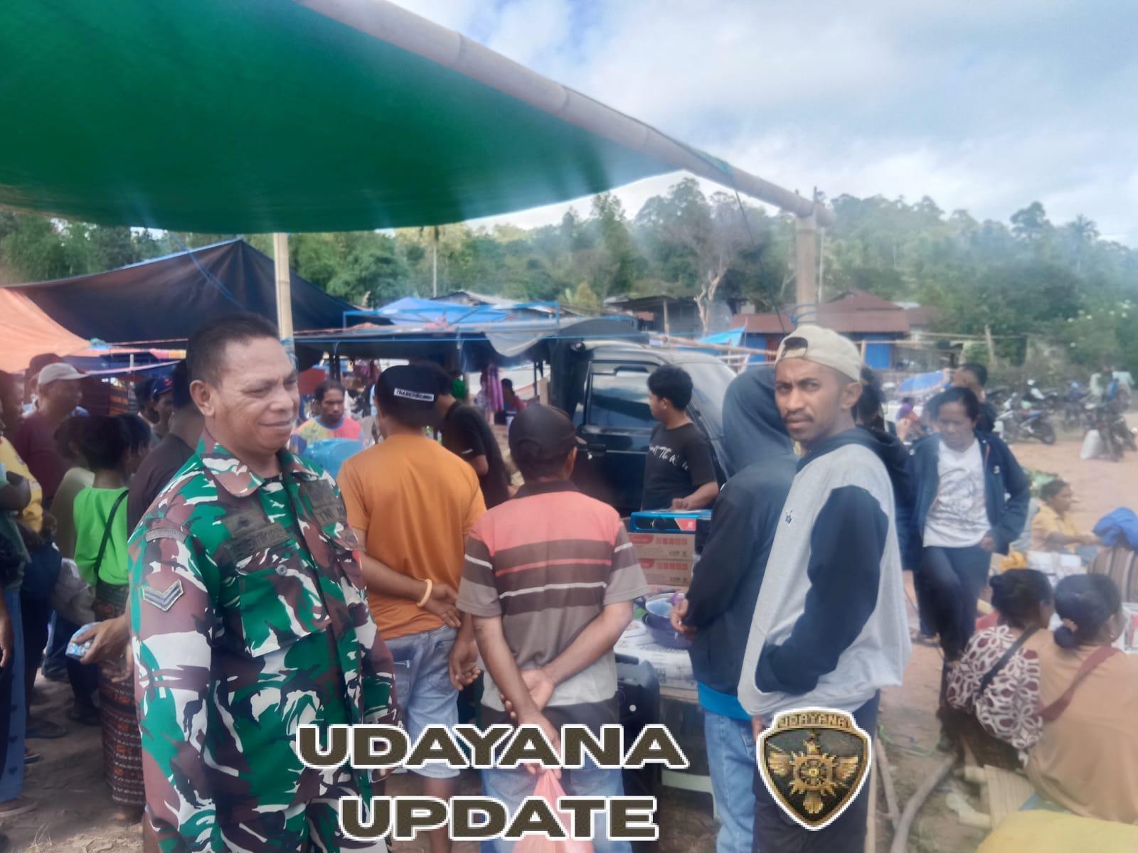 Komsos dan Pamwil di Pasar Detukeli, Babinsa Tegaskan Komitmen Jaga Kamtibmas