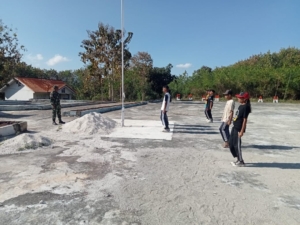 Babinsa Kabola Latih Calon Paskibraka Jelang HUT RI ke-80