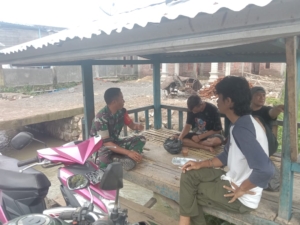 Medan Berat Tak Halangi Babinsa Nggembe Jaga Keamanan dan Silaturahim Warga Desa