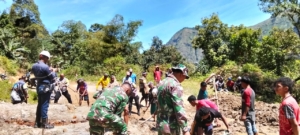 Babinsa Kodim 1602/Ende Bersama Warga Gotong Royong Perbaiki Jalan Longsor di Ndona Timur