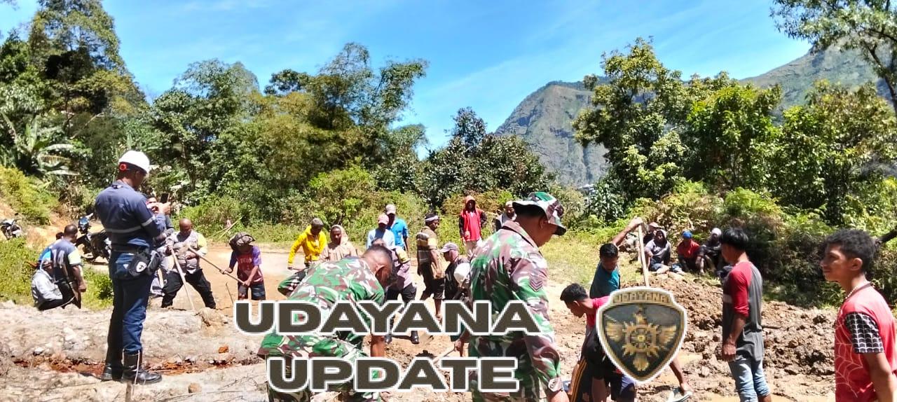 Babinsa Kodim 1602/Ende Bersama Warga Gotong Royong Perbaiki Jalan Longsor di Ndona Timur