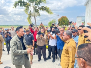 Dandim 1601/Sumba Timur Ikut Sambut Menko Infrastruktur dan Menteri Transmigrasi