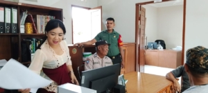 Gelar Komsos Di Kantor Desa, Babinsa Nyalian Bahas Program Pembangunan Desa