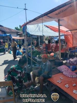 Sertu Clementino Dampingi Warga Detukeli dalam Kegiatan Monitoring dan Pengamanan Wilayah