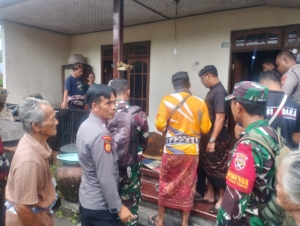 Babinsa Koramil 1623-06/Selat bersama Bhabinkamtibmas datangi lokasi kejadian gantung diri.