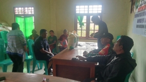 Sinergi Babinsa dan Pemerintah: Monitoring Pembagian Bantuan Beras di Desa Rubit