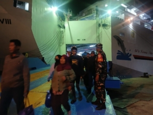 Kesiapan Babinsa Kodim 1602/Ende Jaga Keamanan Pelabuhan Saat Kedatangan Kapal