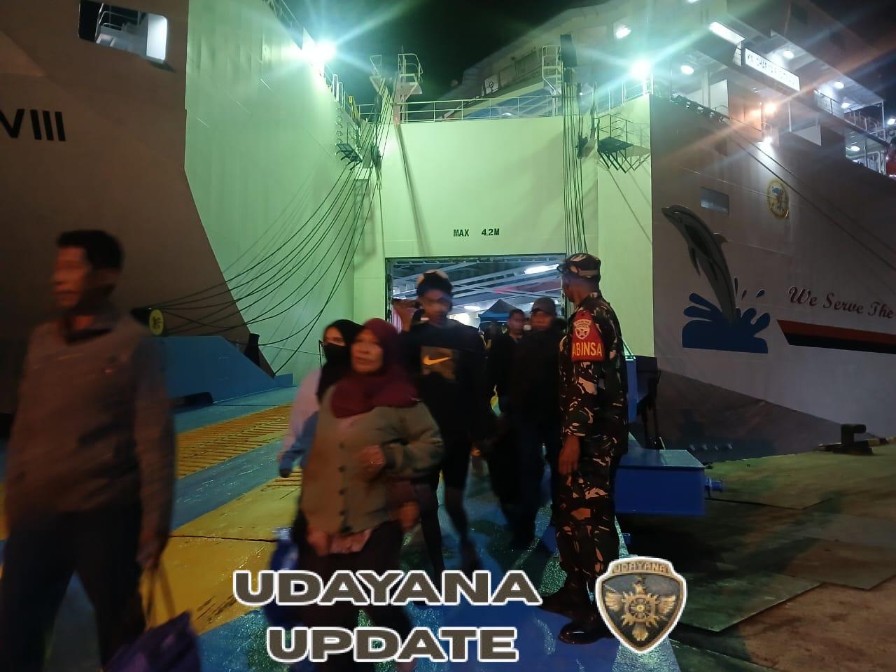 Kesiapan Babinsa Kodim 1602/Ende Jaga Keamanan Pelabuhan Saat Kedatangan Kapal