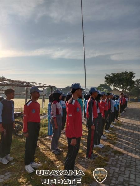 Agar Tampil Maksimal, Babinsa Jajaran Kodim 1620/Loteng Latih Mental Dan Disiplin Paskibra