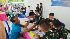 Pelayanan Kompi Kesehatan Yonif TP 834/WM secara Terpadu bagi Masyarakat Nangaroro.