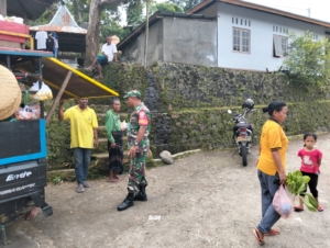 Dekatkan TNI dengan Rakyat, Babinsa Ende Sambangi Warga Desa Roga