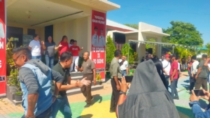 Tarik Tambang Antar Kelurahan Alak Semarakkan HUT RI Ke-80