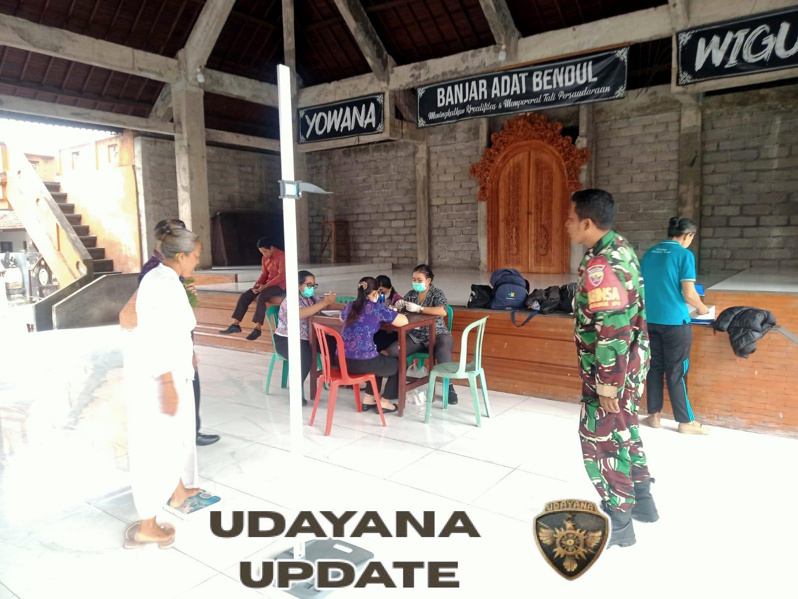 Cegah Dan Tingkatkan Pemahaman PTM, Sertu Wayan Darwa hadir Dampingi Puskesmas Gelar Pemeriksaan Kesehatan