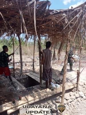 Babinsa Baranusa Perkuat Komsos Lewat Kerja Bakti Gali Sumur