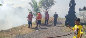 Gerak cepat, Babinsa 1623-08/Kubu bersama Damkar padamkan api kebakaran lahan.