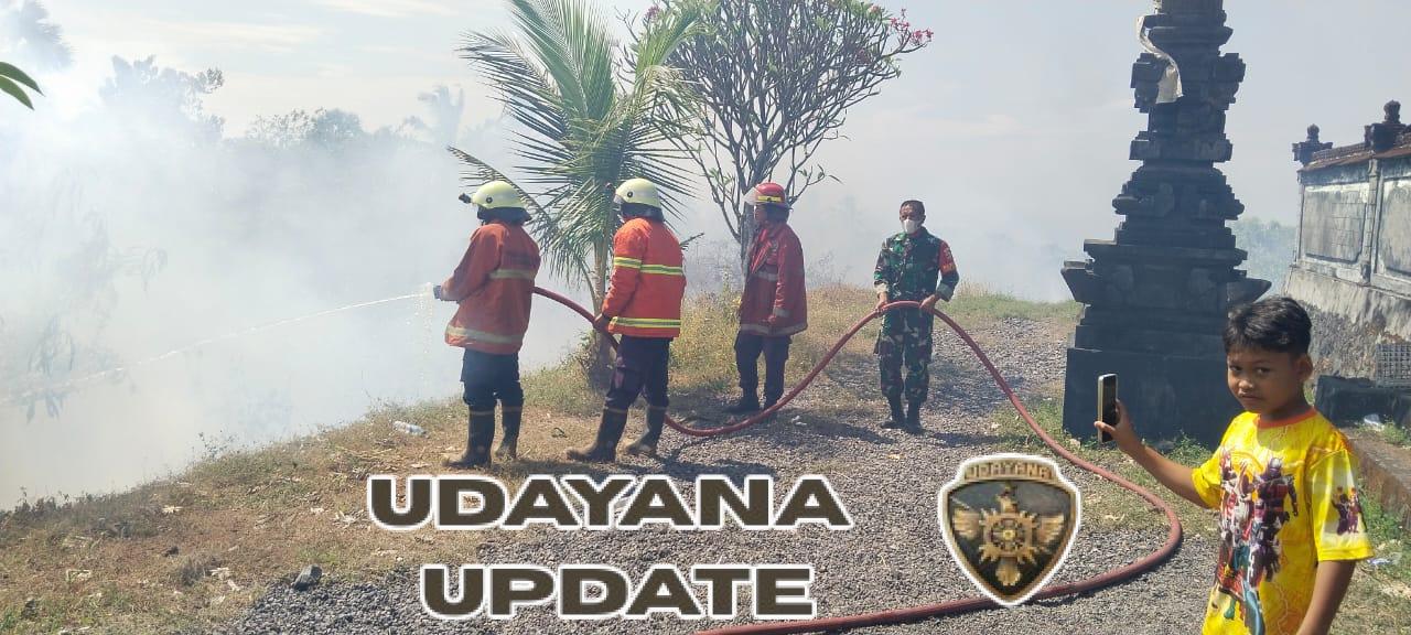 Gerak cepat, Babinsa 1623-08/Kubu bersama Damkar padamkan api kebakaran lahan.