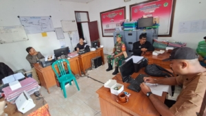 Babinsa, Bhabinkamtibmas, dan Tokoh Desa Gesing Rapatkan Barisan Sambut Kemerdekaan