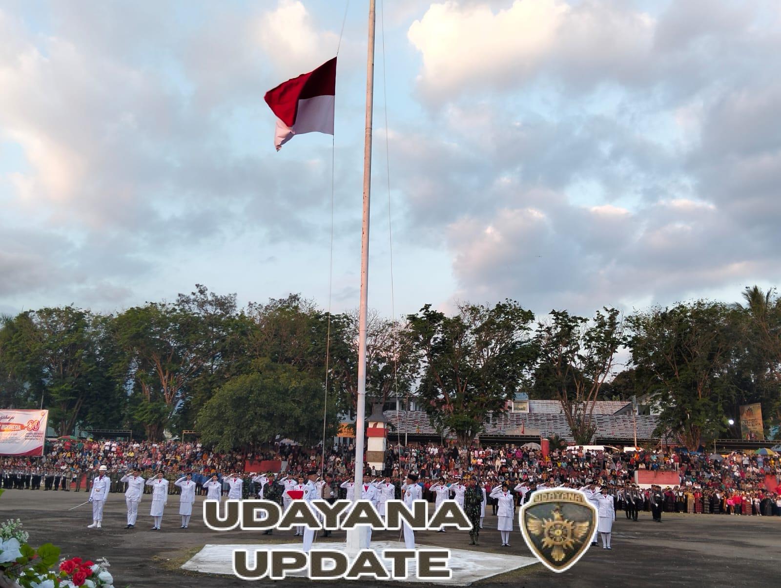 Letkol Inf Dwi Harry Wibowo Ikuti Upacara Penurunan Bendera Hingga Selesai di Ende