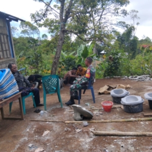Wujudkan Kemanunggalan TNI-Rakyat, Babinsa Detusoko Terjun ke Wilayah Binaan