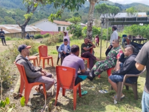 Babinsa Koramil Detusoko Ajak Warga Desa Ndenggarongge Jaga Keamanan Lingkungan