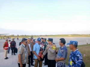 Kasdim 1601/Sumba Timur Bersama Forkopimda Jemput Wakil Gubernur NTT di Bandara Mauhau