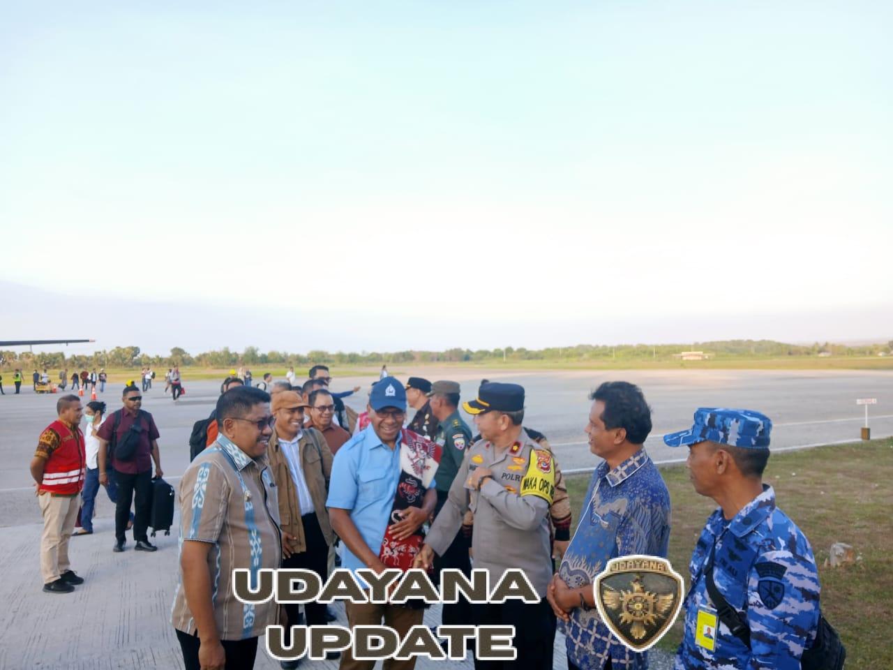 Kasdim 1601/Sumba Timur Bersama Forkopimda Jemput Wakil Gubernur NTT di Bandara Mauhau