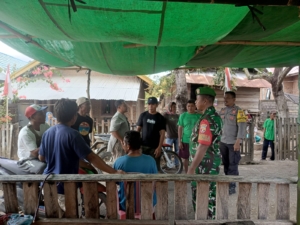 Babinsa Hu’u Dampingi Warga Bangun Tenda Sosial