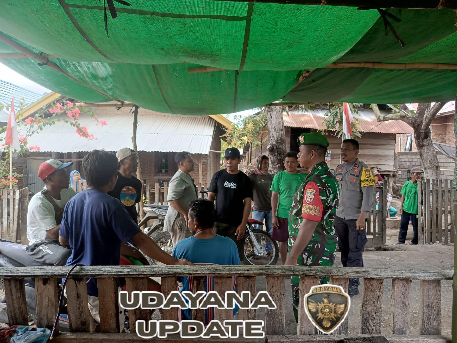 Babinsa Hu’u Dampingi Warga Bangun Tenda Sosial