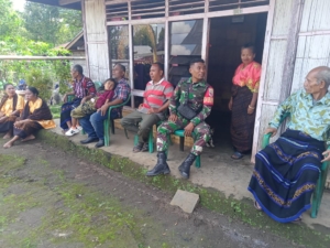 Pratu Suwardin Jumadin Lakukan Pengamanan dan Komunikasi Sosial di Detusoko