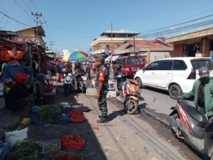 Kodim 1602/Ende Jaga Situasi Kondusif di Pasar Wolowona Melalui Komsos dan Pamwil