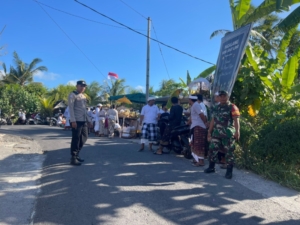 Babinsa Kutampi Kaler Tunjukkan Eksistensi Dan Peran Aktif Kawal Upacara Nyapu Leger