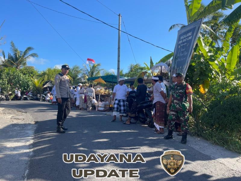 Babinsa Kutampi Kaler Tunjukkan Eksistensi Dan Peran Aktif Kawal Upacara Nyapu Leger