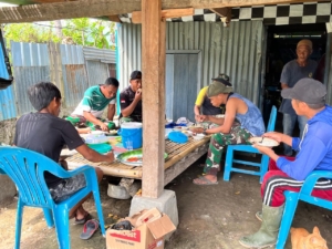 ‎Sederhana Penuh Makna, Warga Kalabeso Hidangkan Makan Bersama untuk TNI