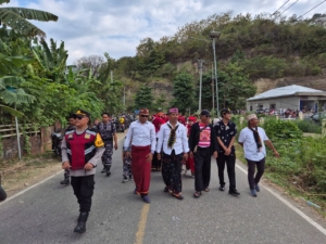 Babinsa Koramil 1612-03/Reok Warnai Karnaval Kemerdekaan dengan Aksi Kompak Babinsa dan Persit