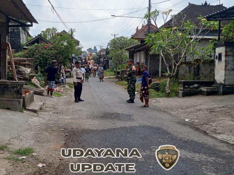 Babinsa Desa Sumita Tunjukkan Kepedulian dengan Hadir di Tengah Upacara Adat Ngaben