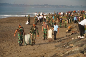 Sinergi TNI dan Warga, Kasdam IX/Udayana Komandoi Aksi Bersih Pantai Lembeng