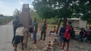 Perangkat Desa dan Mahasiswa Bangun Gapura, Babinsa Turut Membantu