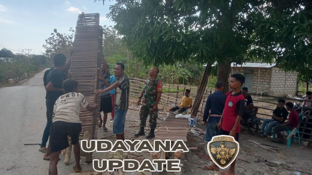 Perangkat Desa dan Mahasiswa Bangun Gapura, Babinsa Turut Membantu