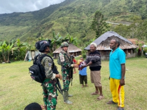 Tradisi Adat Papua Kokohkan Kebersamaan Satgas Yonif 743/PSY dan Masyarakat