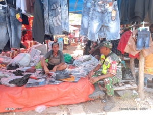 Bangun Komunikasi, Babinsa Kotabaru Ajak Penjual Baju Jaga Keamanan Pasar