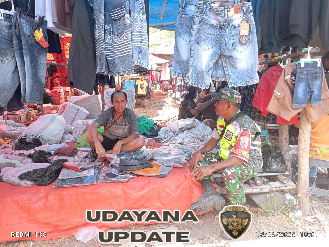 Bangun Komunikasi, Babinsa Kotabaru Ajak Penjual Baju Jaga Keamanan Pasar