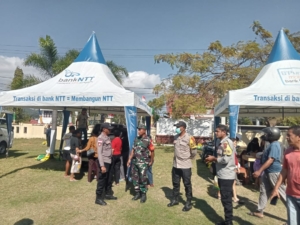 Babinsa Ende Timur Pastikan Kamtibmas Kondusif Selama Pelaksanaan Gerakan Pangan Murah