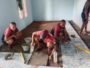 Satgas Pos Dafala Penuh Semangat Laksanakan Perehaban Rumah Warga Desa Dafala