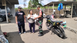 Sinergi TNI dan Pemerintah, Babinsa Desa Pinggan Pastikan Penyaluran Beras Bulog Tepat Sasaran