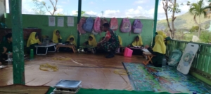 Sinergi Babinsa Menala dengan Sekolah, Dampingi Program Makan Sehat Gratis di SDN MIN 2 Taliwang