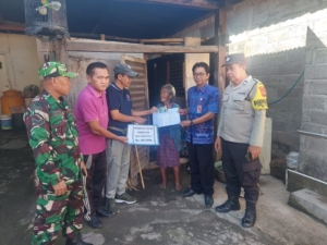 Babinsa Banyuseri Bawa Bantuan Hingga ke Depan Pintu, Warga Sambut dengan Senyum